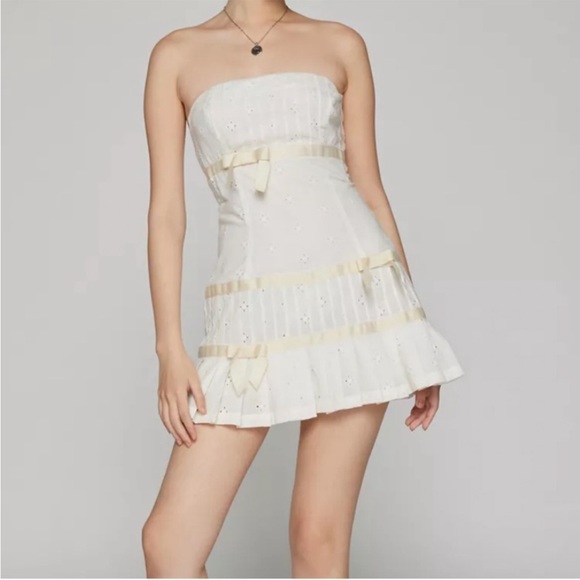 Kimchi Blue Dresses & Skirts - Kimchi Blue Large Dress Violetta Eyelet Strapless Mini lined ivory bows pleats